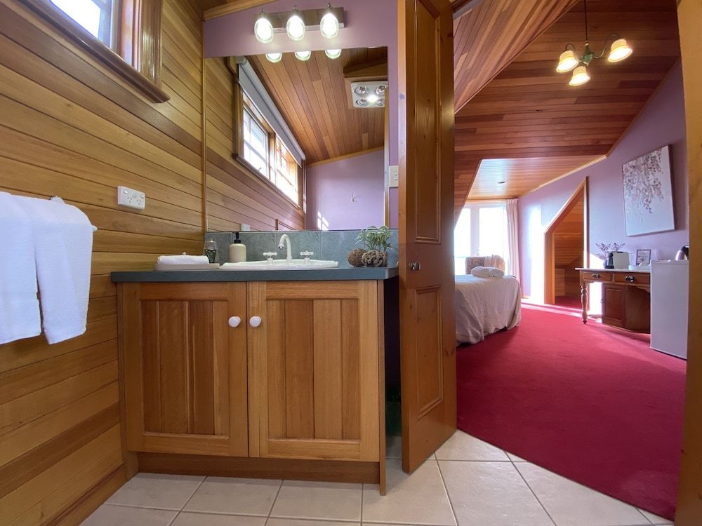 Hanlon Guest House Beach View Suite Up Stairs with Balcony 4