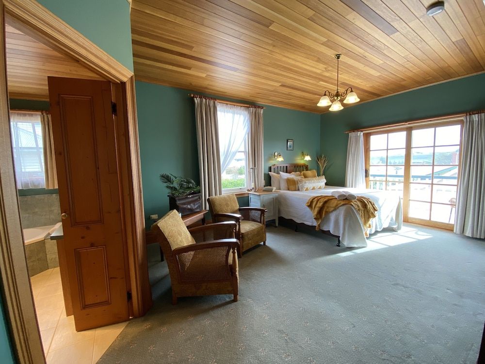 Hanlon Guest House Beach View King Suite with Spa & Balcony 2