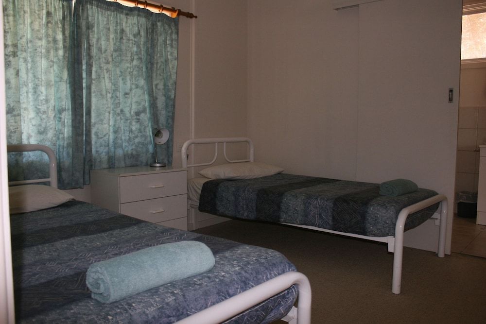2 Bedroom Unit (1 Queen and 3 Single Beds)