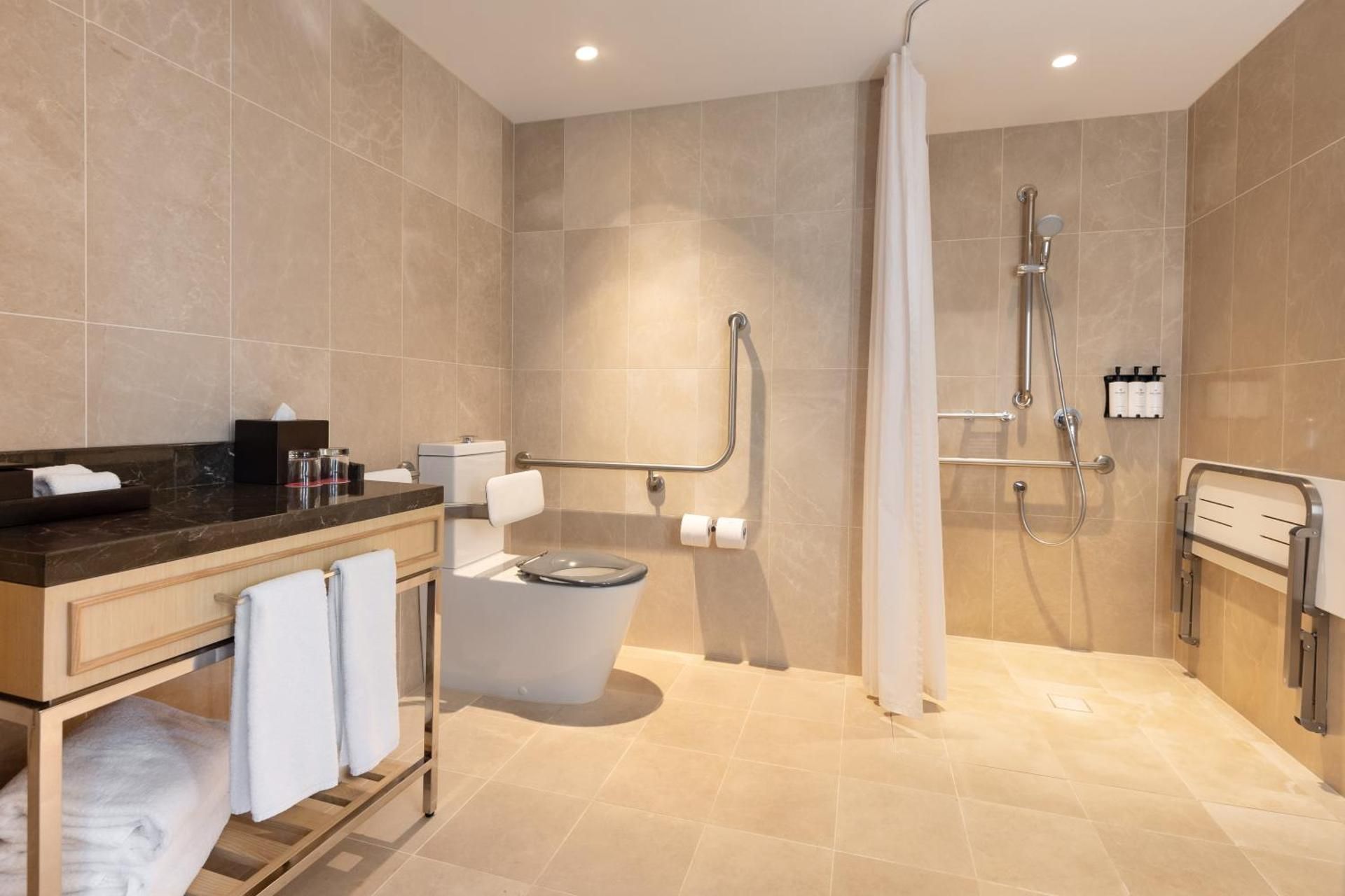 Sofitel Sydney Darling Harbour SUPERIOR ROOM, 1 King Size Bed, Accessible Room 2