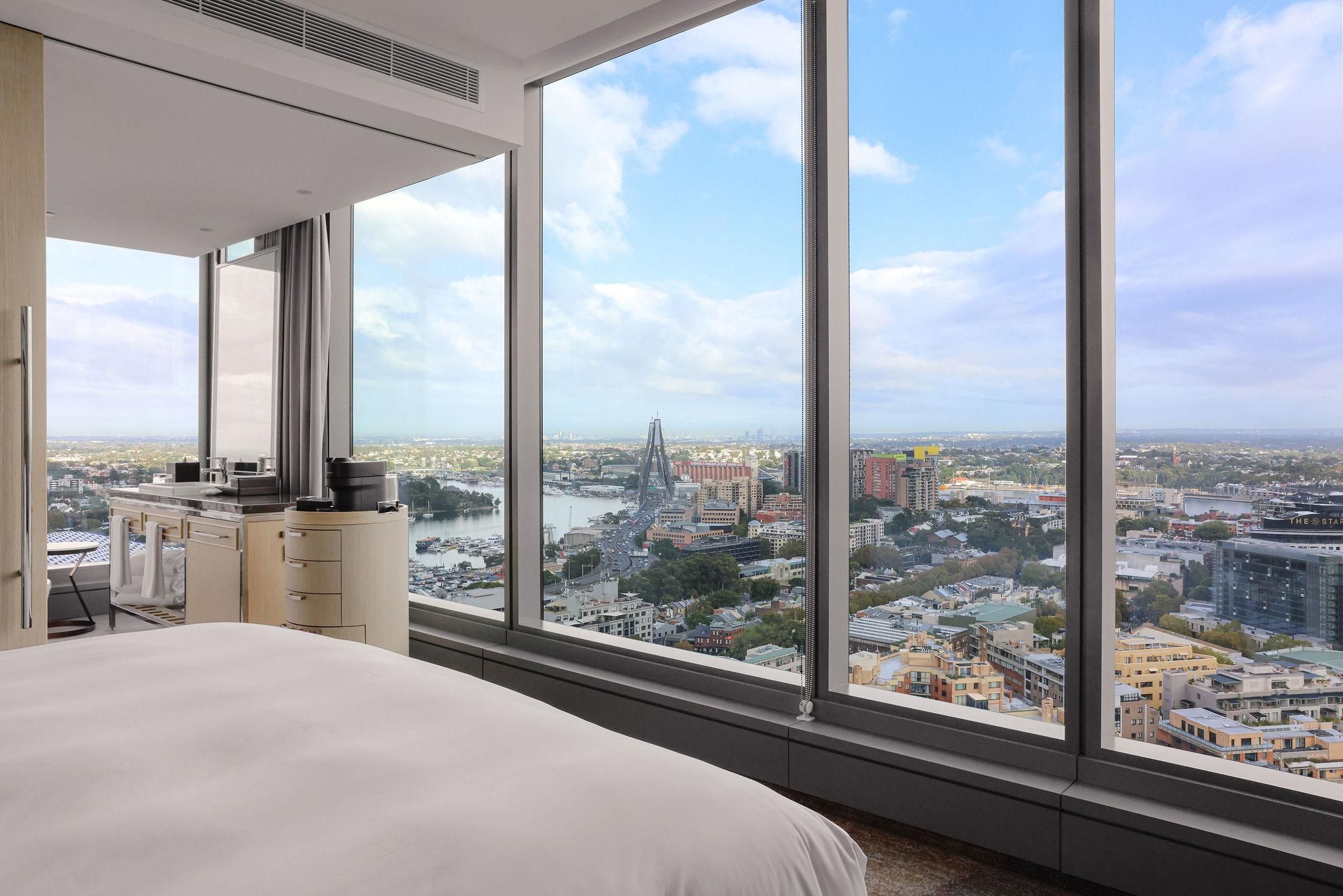 Luxury Corner Room with 1 King Bed - Darling Harbour View