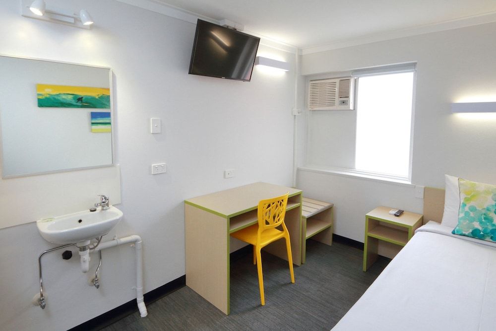 Palm Beach Hotel Economy Single - Shared Facilities 6