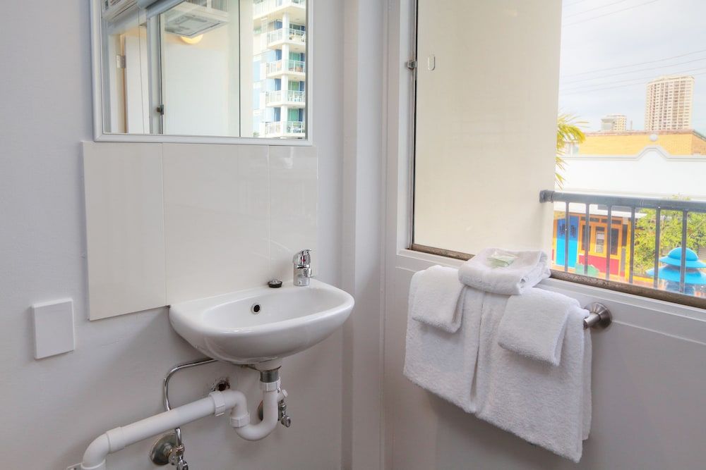 Palm Beach Hotel Economy Twin Bunk - Shared Facilities 5