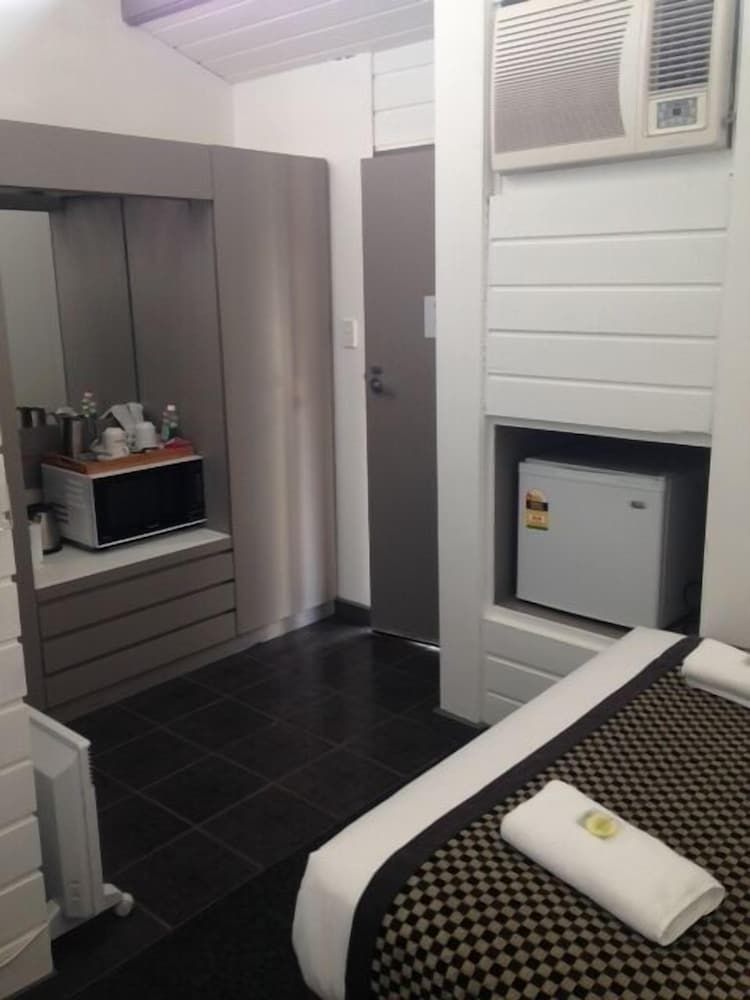 Elmore Victoria Hotel Motel Bunk Room 2