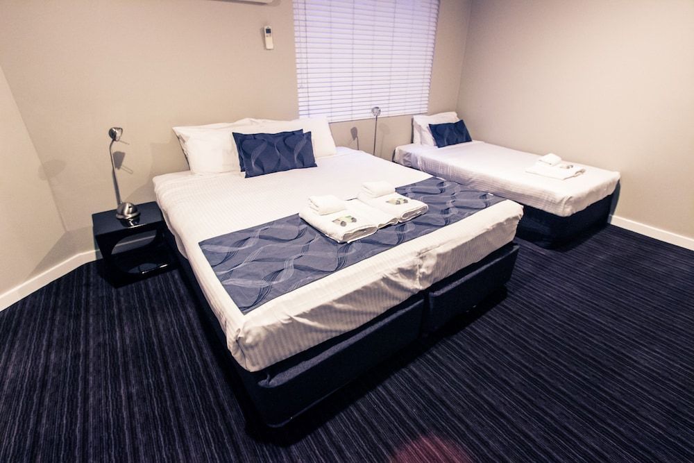 The Premier Hotel Classic Room, Multiple Beds, Non Smoking, Shared Bathroom 2