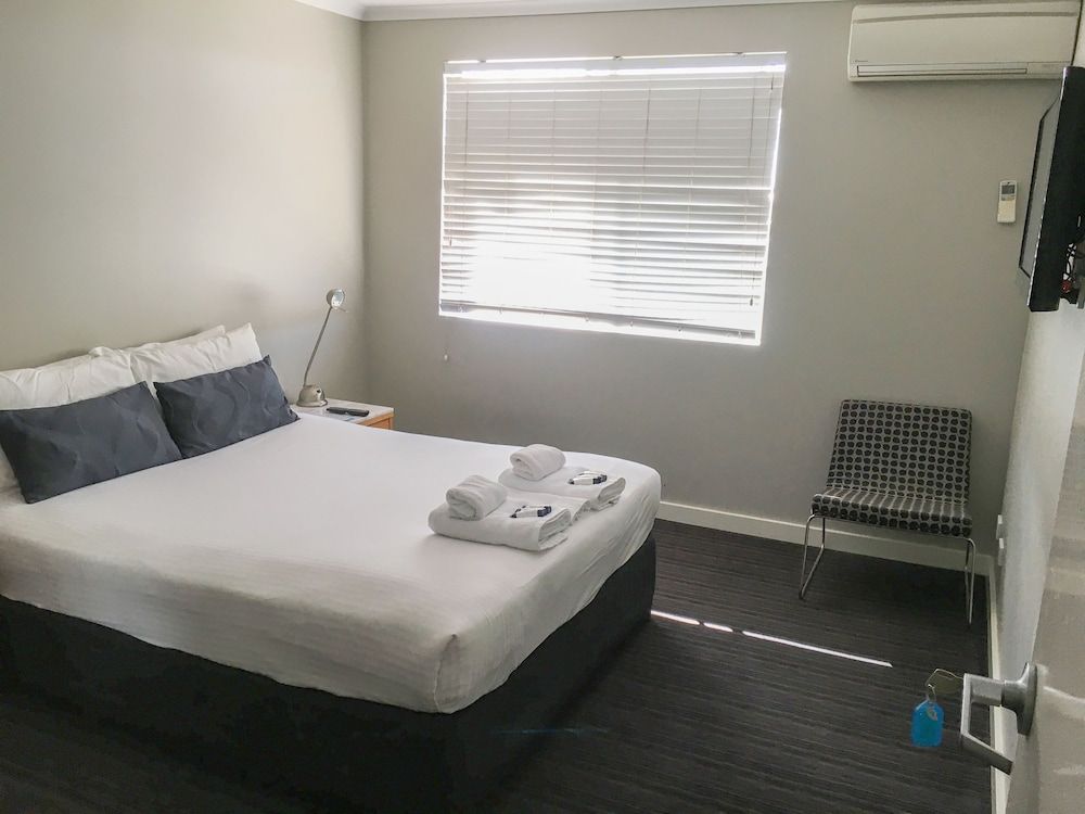 The Premier Hotel Classic Room, 1 Queen Bed, Non Smoking, Shared Bathroom (Queen Room) 3
