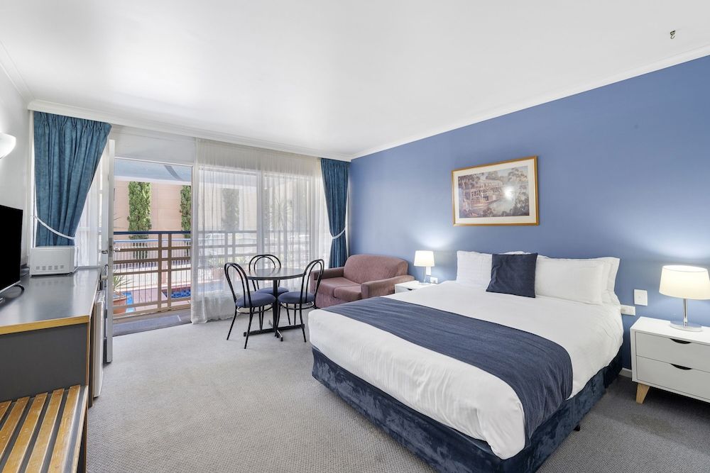 The River Boat Hotel - Echuca 2 Bedroom Family Spa Room - 1 Queen and 2 Single Beds