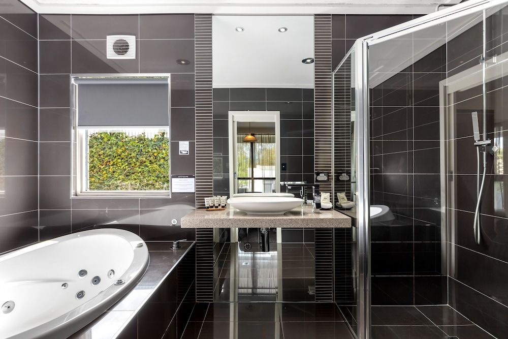 The Commodore Executive Spa Suite 3