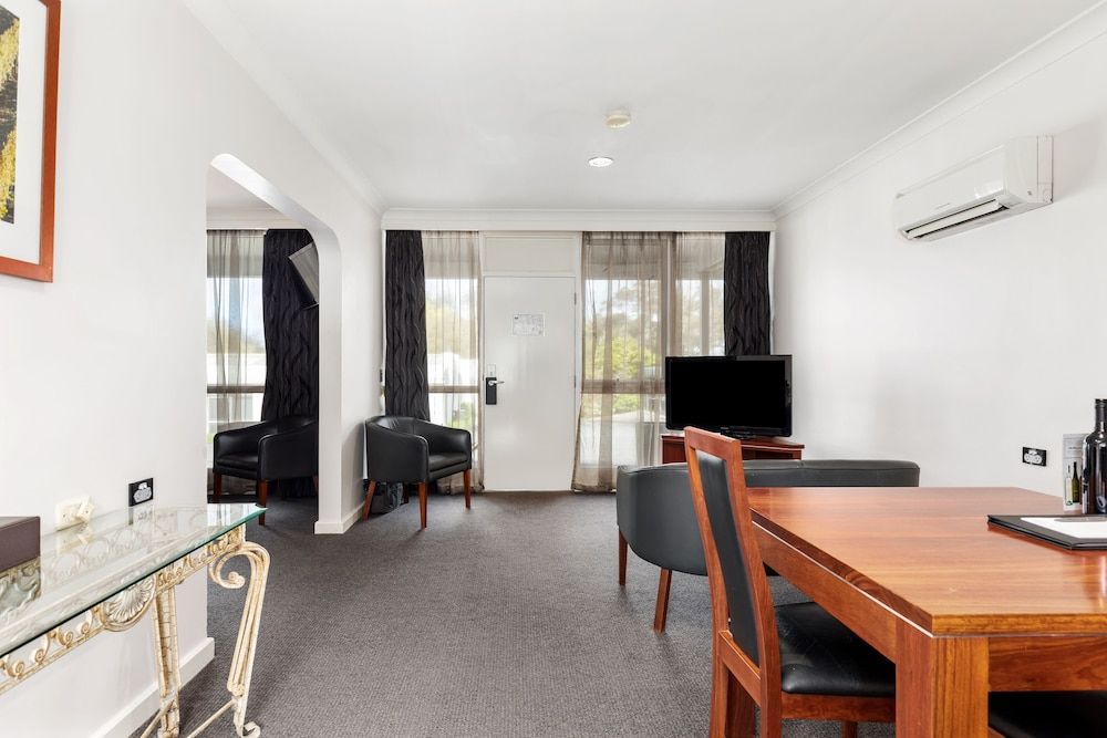 The Commodore Executive Spa Suite 5