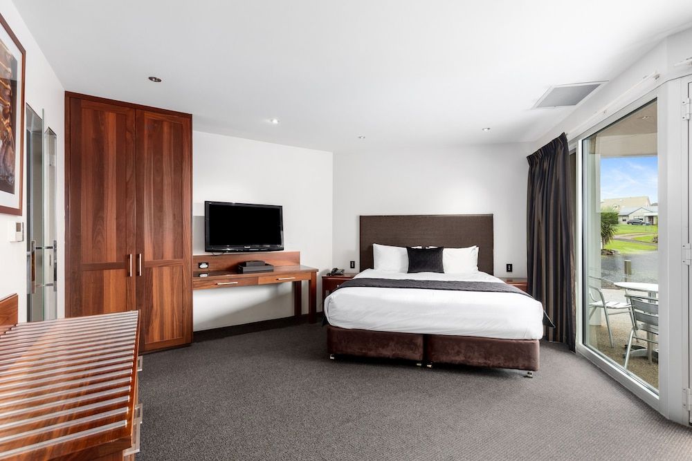 The Commodore Two-Bedroom Suite 2