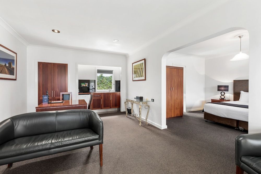 The Commodore Executive Spa Suite