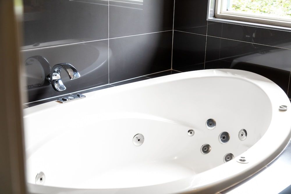 The Commodore Executive Spa Suite 4