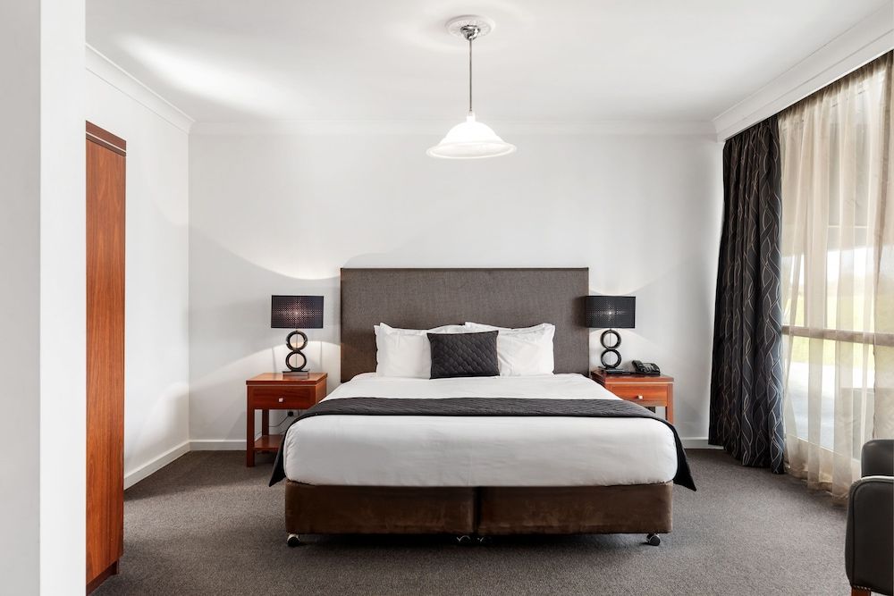 The Commodore Executive Spa Suite 2