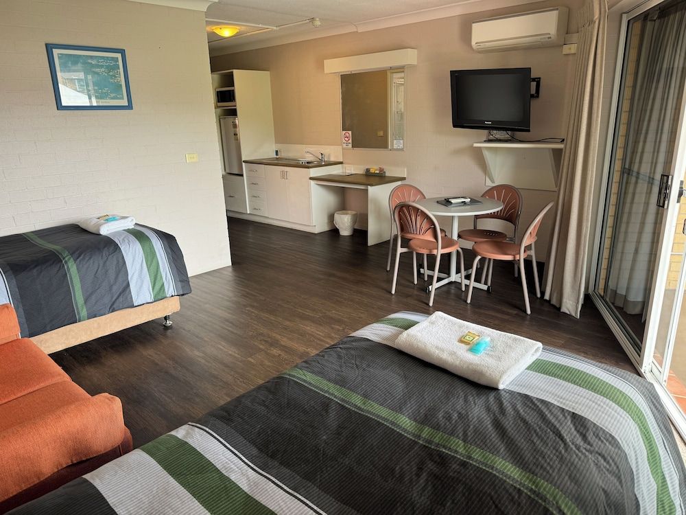 Ulladulla Harbour Motel 1 Bedroom Downstairs Suite 4