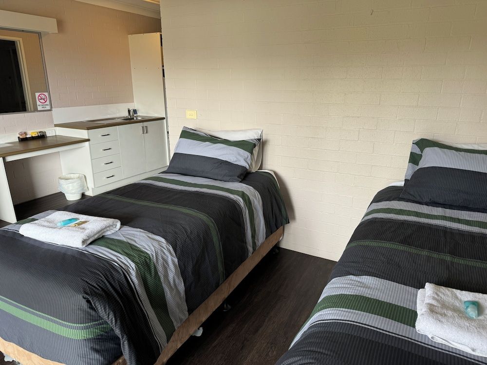 Ulladulla Harbour Motel 1 Bedroom Downstairs Suite 3