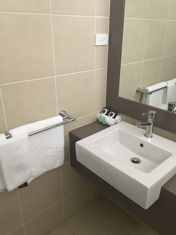 Southgate Motor Inn Twin Room 3