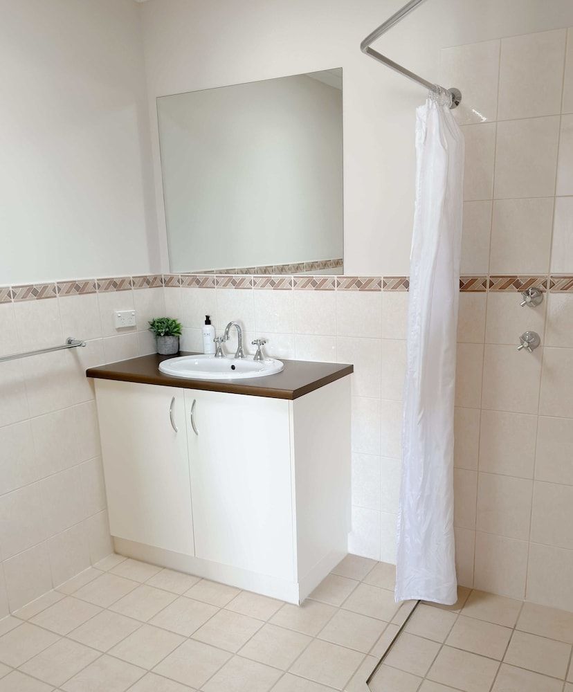 Port Vincent Motel & Apartments Deluxe Studio Suite, 1 King Bed 3