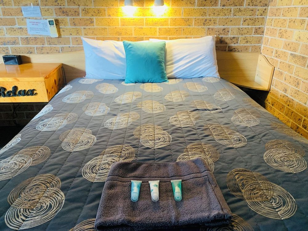 Town & Country Motor Inn Standard Queen Room 3