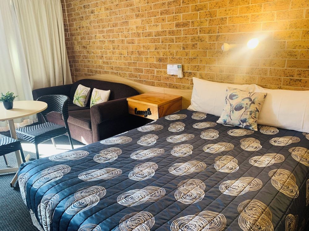 Town & Country Motor Inn Standard Queen Room 2