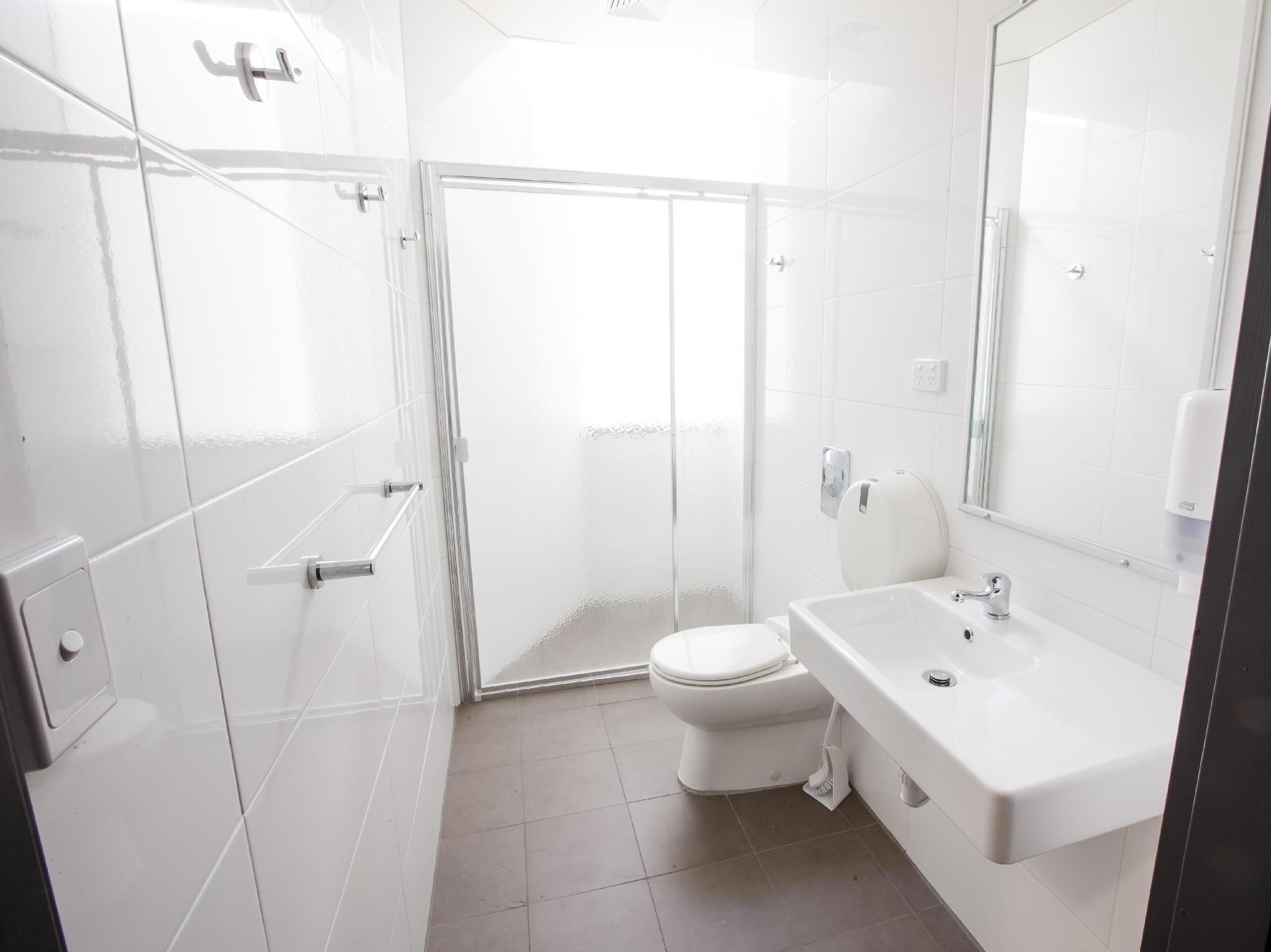 Bunk Backpackers Twin Room with Bathroom 3