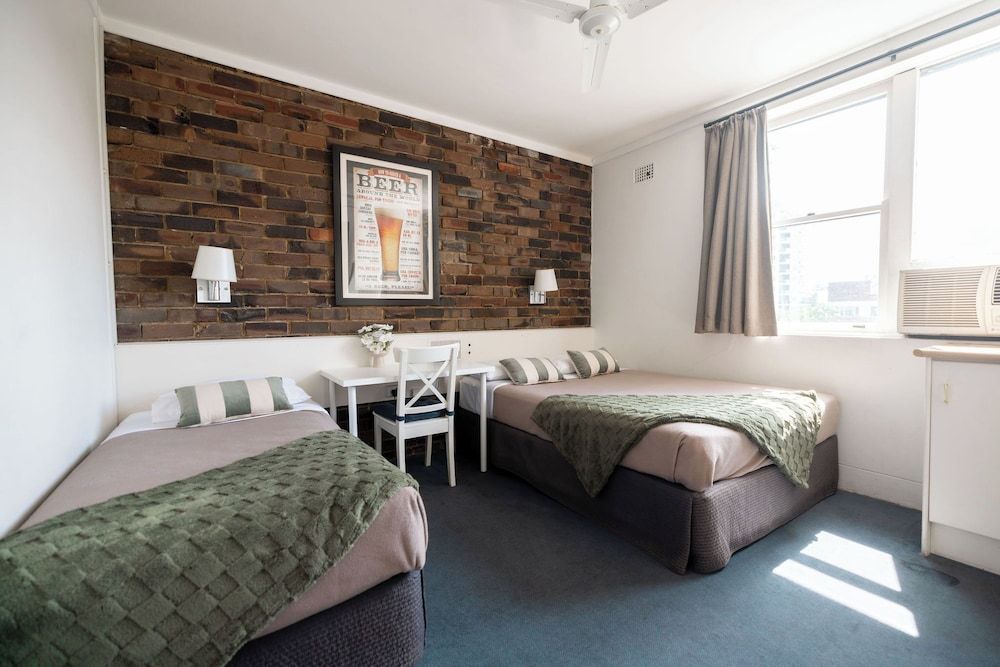 Hornsby Inn Deluxe Room 2