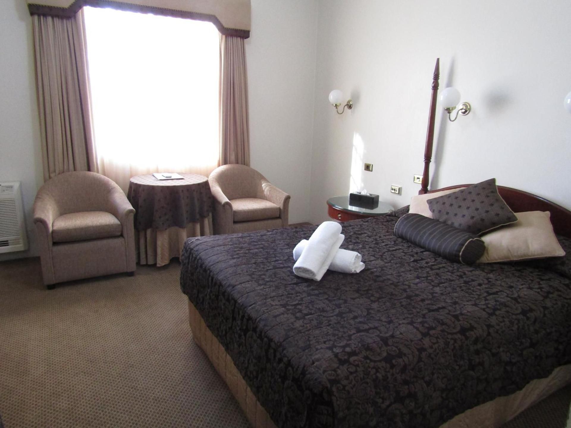 Australian Heritage Motor Inn Superior Queen Suite with Spa Bath (Upstairs Unit) 