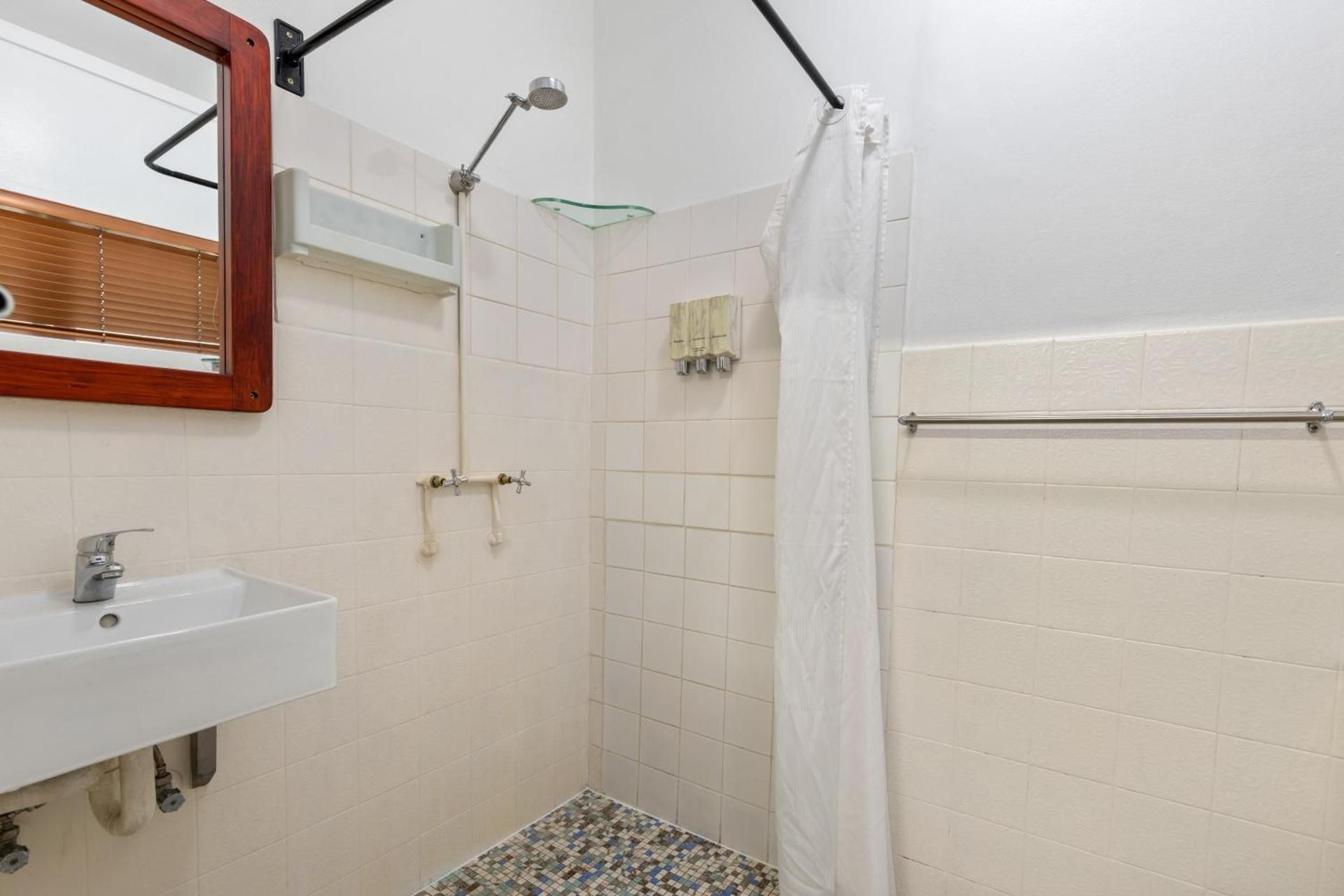 Self Contained Apartment with Separated Bedroom - 7 Pax