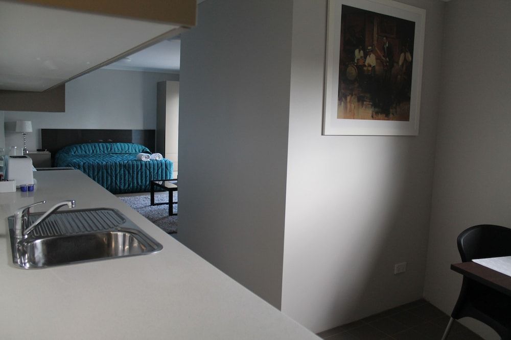 Strathfield Executive Accommodation Family Studio (1 Double and 2 Singles) 6