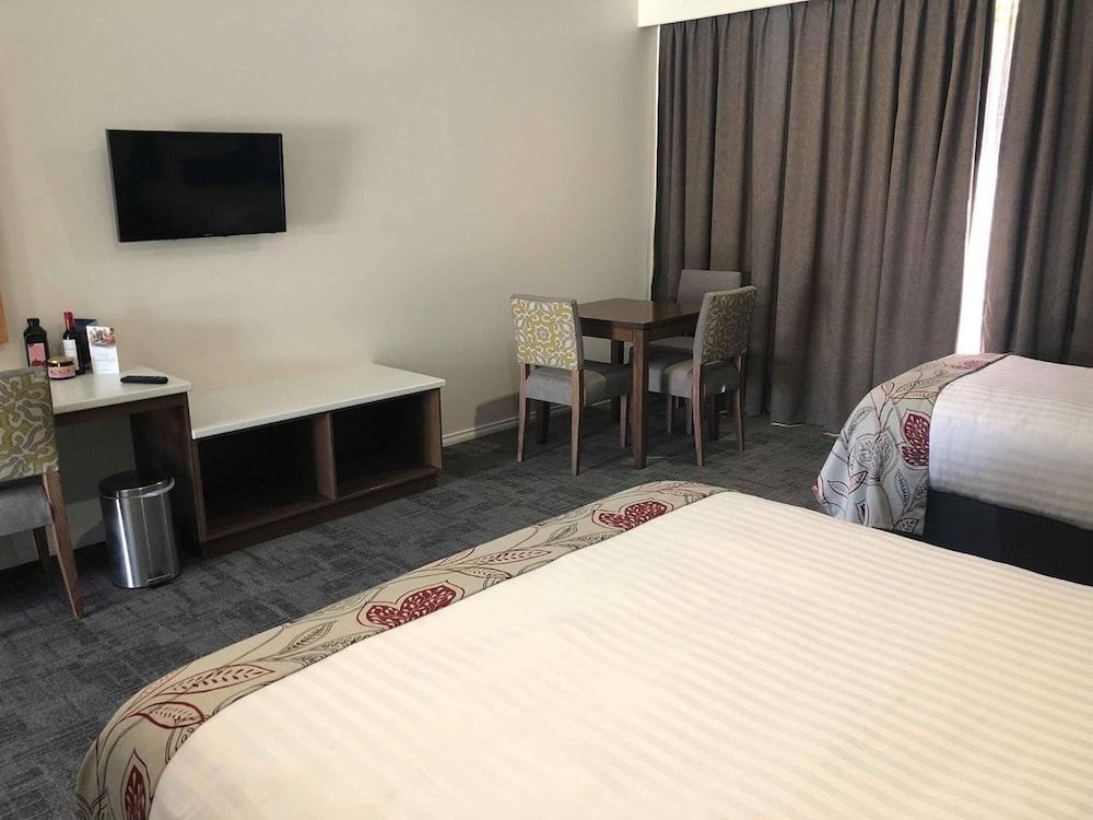 Young Federation Motor Inn Superior Twin Room (Standard Double) 4