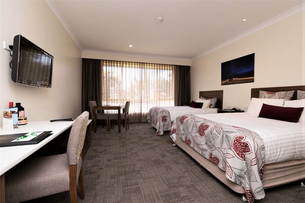 Young Federation Motor Inn Superior Twin Room (Standard Double)