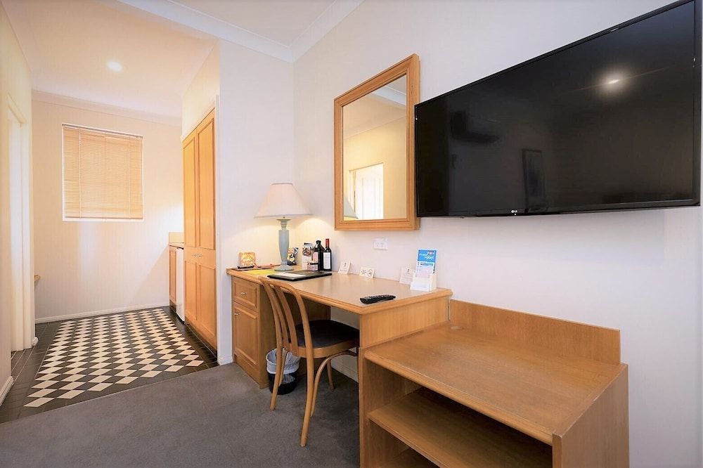 Young Federation Motor Inn Federation Room with Spa Bath 4