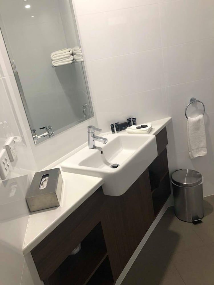 Young Federation Motor Inn Superior Twin Room (Standard Double) 6