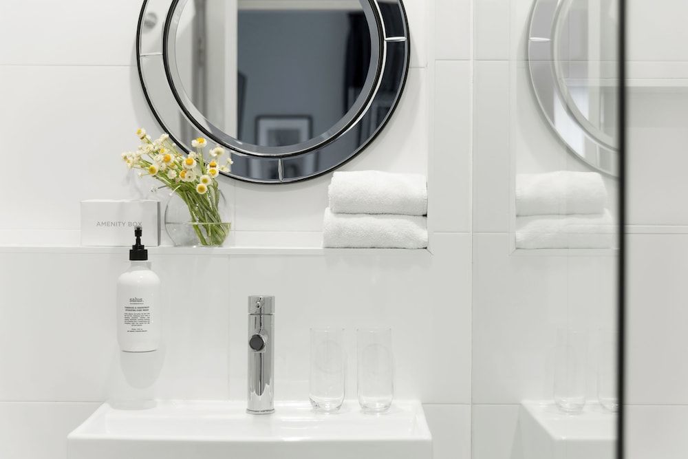 Hotel Challis Potts Point Deluxe Queen Room, 1 Queen Bed 7