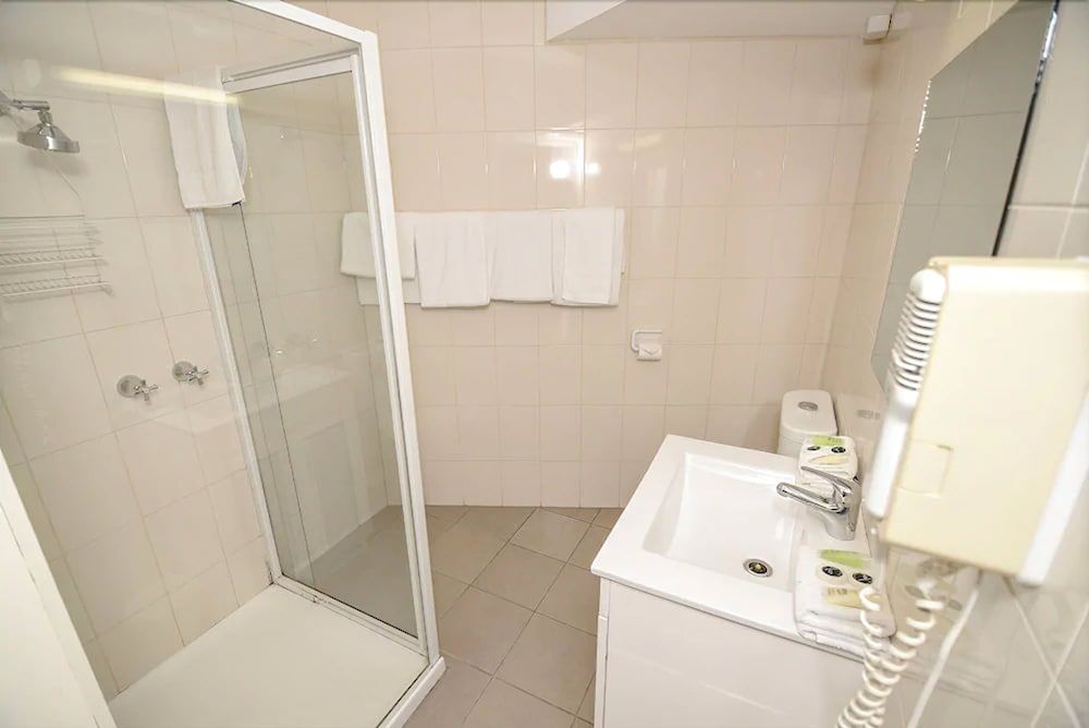 Dandenong Motel Family Room for 7 5