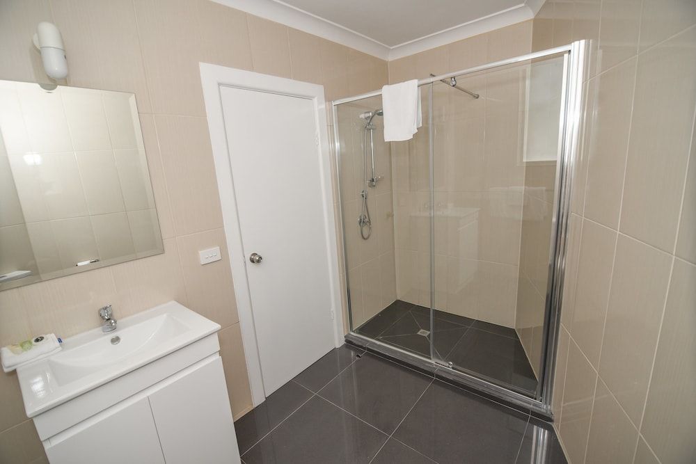 Dandenong Motel Deluxe Room 7