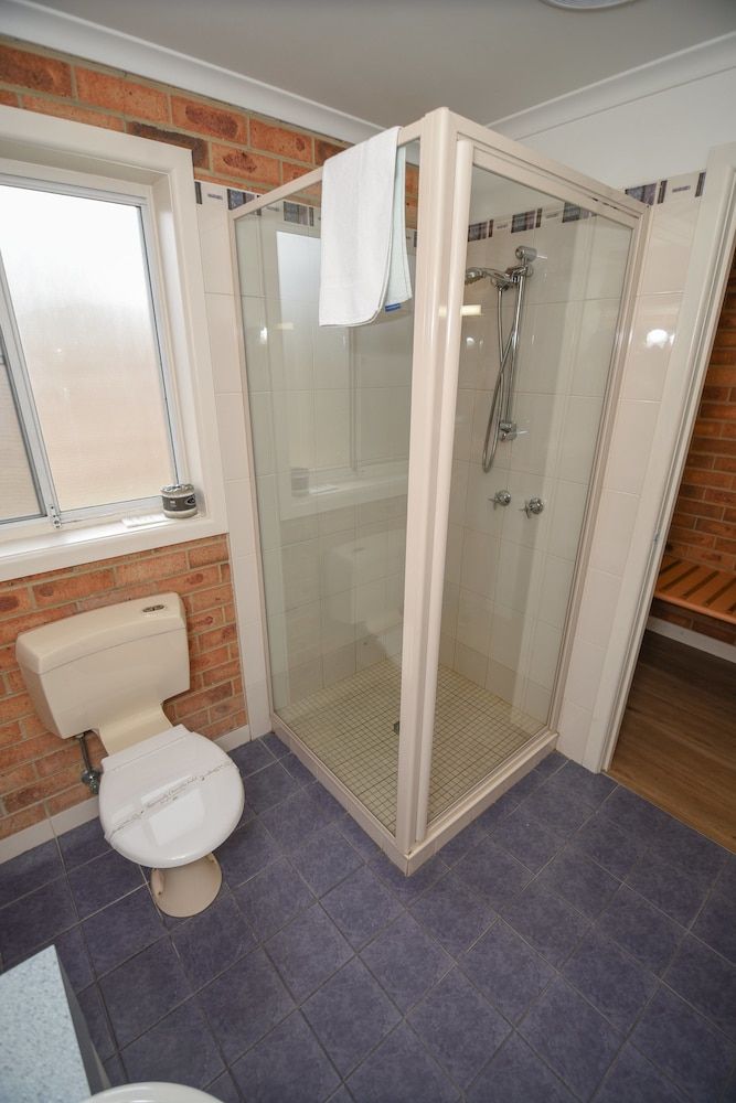 Dandenong Motel Deluxe Room 9