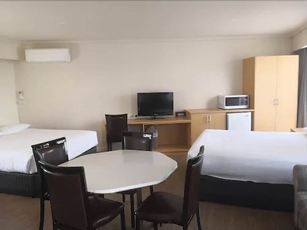 Dandenong Motel Family Room for 7 2