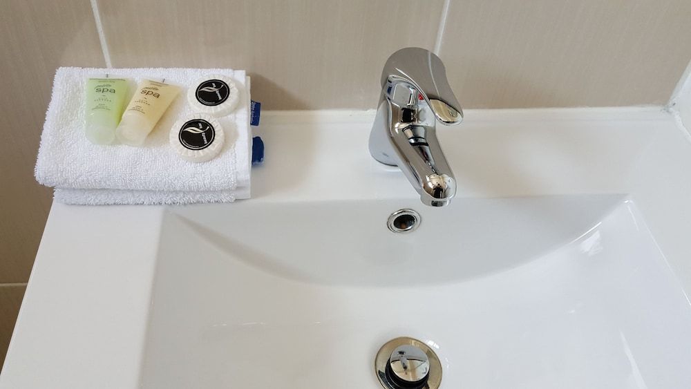 Dandenong Motel Deluxe Room 4