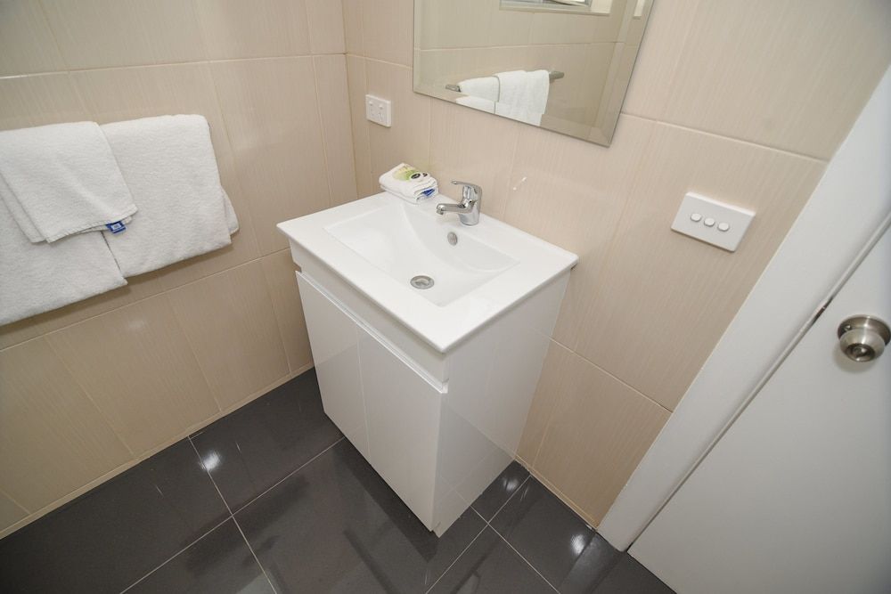 Dandenong Motel Deluxe Room 8