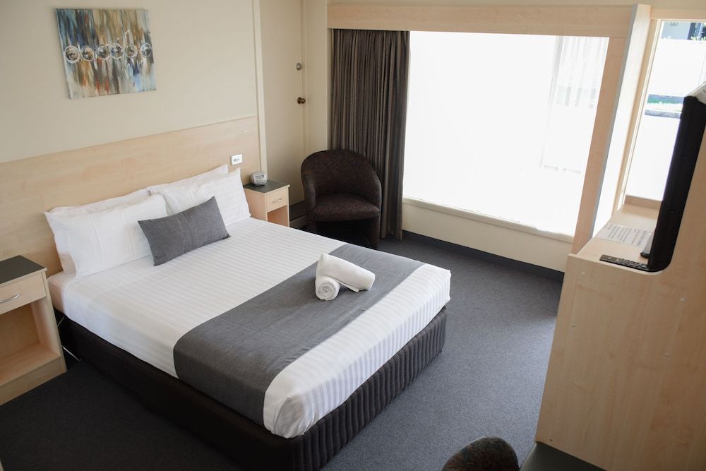 Beachway Motel & Restaurant Deluxe Room, 1 Queen Bed