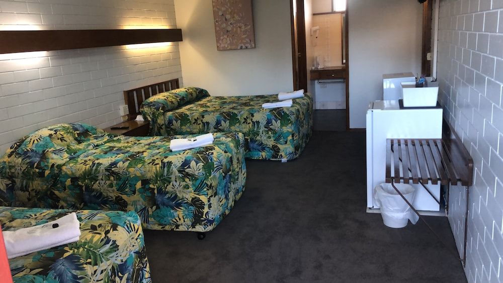 Century Motor Inn Deluxe Queen (1 Queen, 2 Single) 2