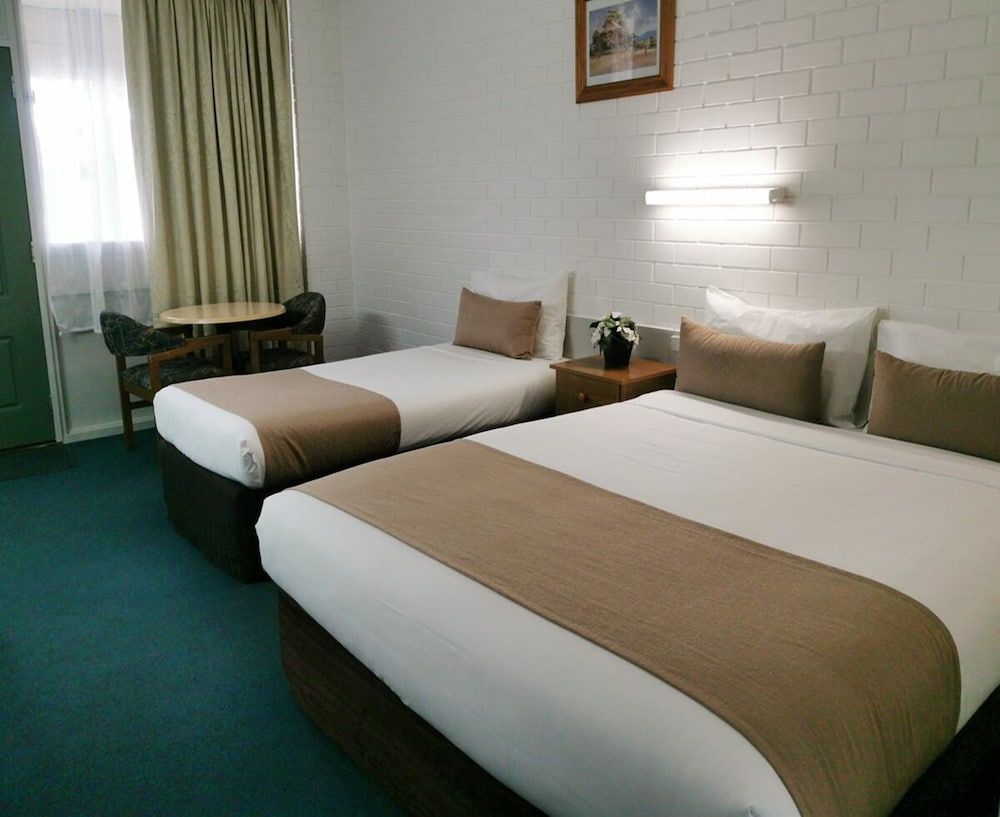 Eureka Lodge Motel Twin Room 3