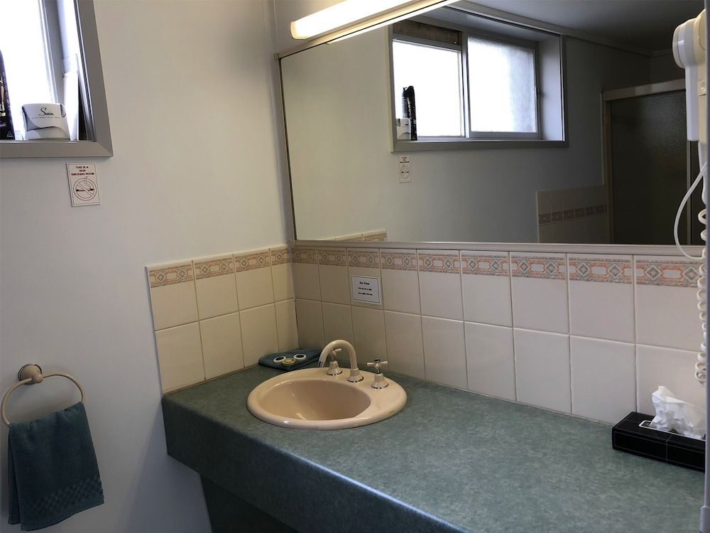 Eureka Lodge Motel Queen Room 5