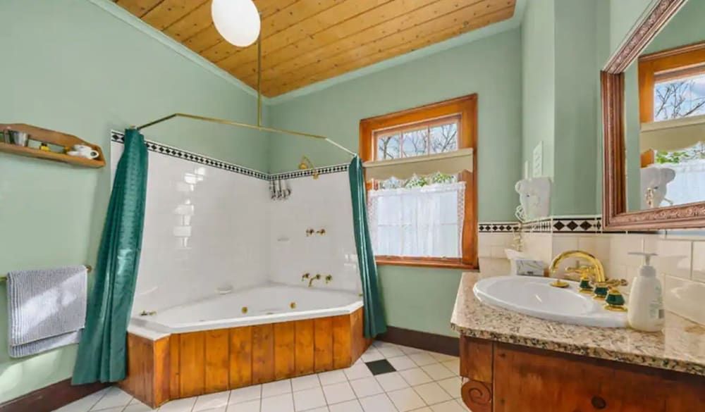 Sorell Barracks Spa Suite 2 3