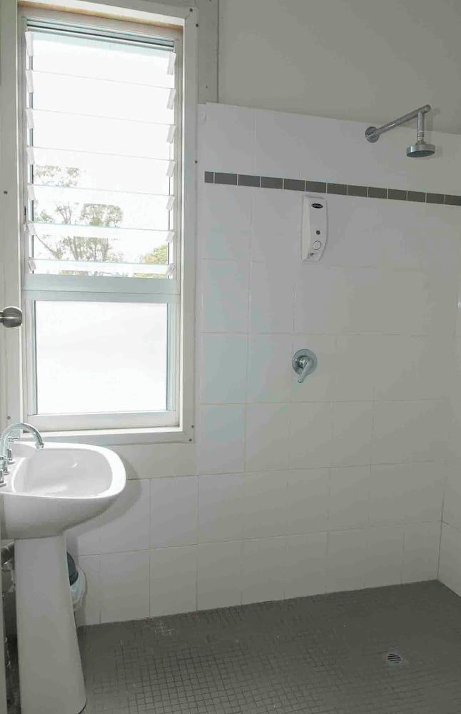 Ulmarra Hotel Large Family Room, Shared Bathroom 4