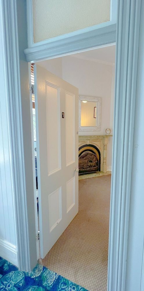 Ulmarra Hotel Queen Room, Shared Bathroom