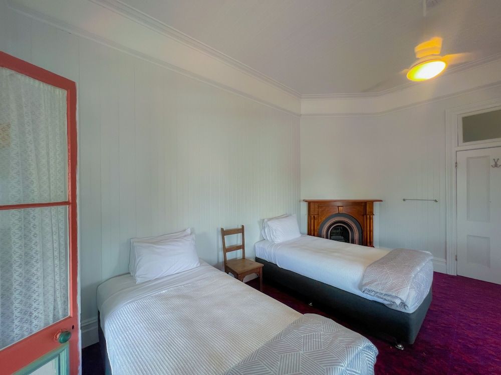 Ulmarra Hotel Large Family Room, Shared Bathroom 2