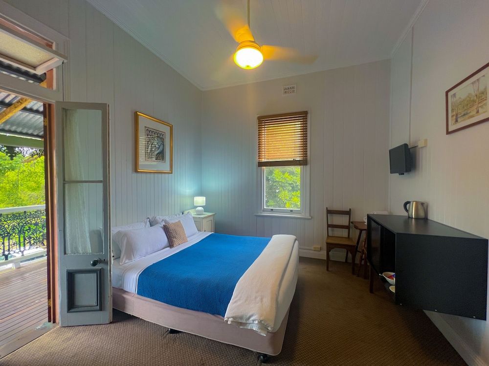 Ulmarra Hotel Family Room, Shared Bathroom