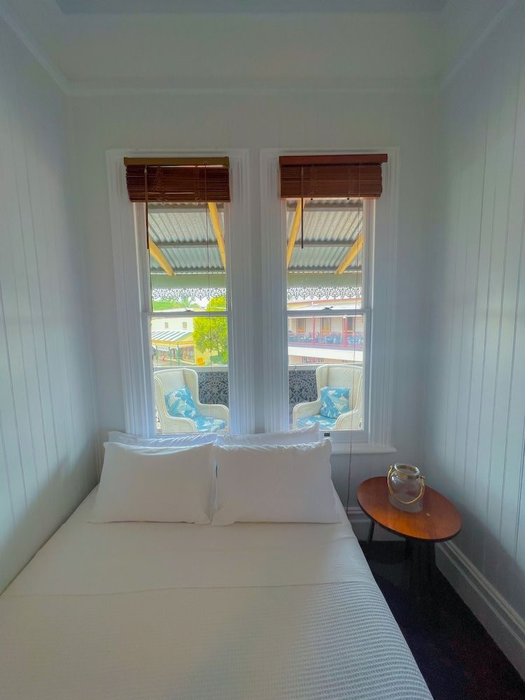 Ulmarra Hotel Large Family Room, Shared Bathroom