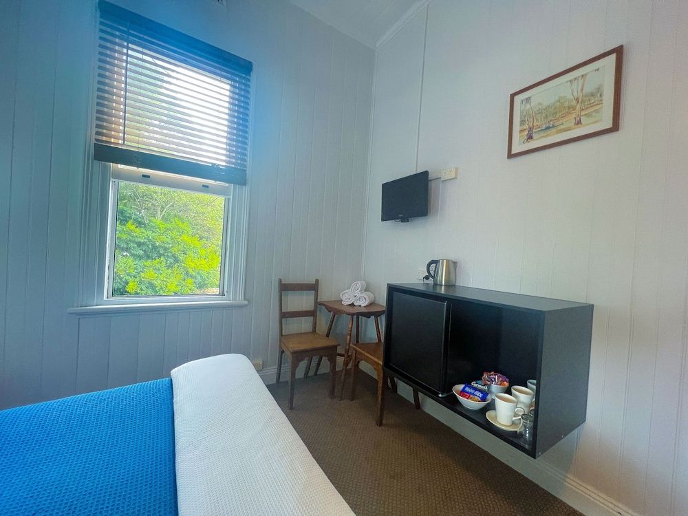 Ulmarra Hotel Family Room, Shared Bathroom 5